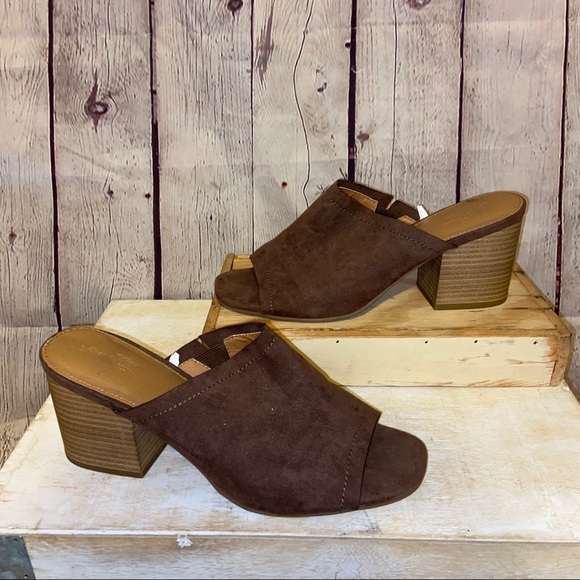 Universal Thread Shoes - Low Block Heels size 8